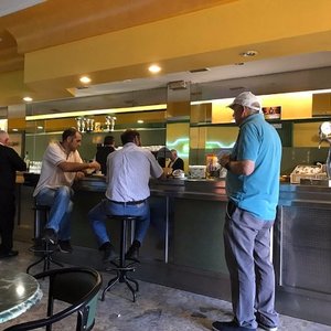 Bar e cafe, também parte do hotel