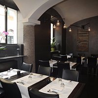 COMO (ITA). Restaurant japonais Kazan Sushi.Salle principale au décor très sobre.