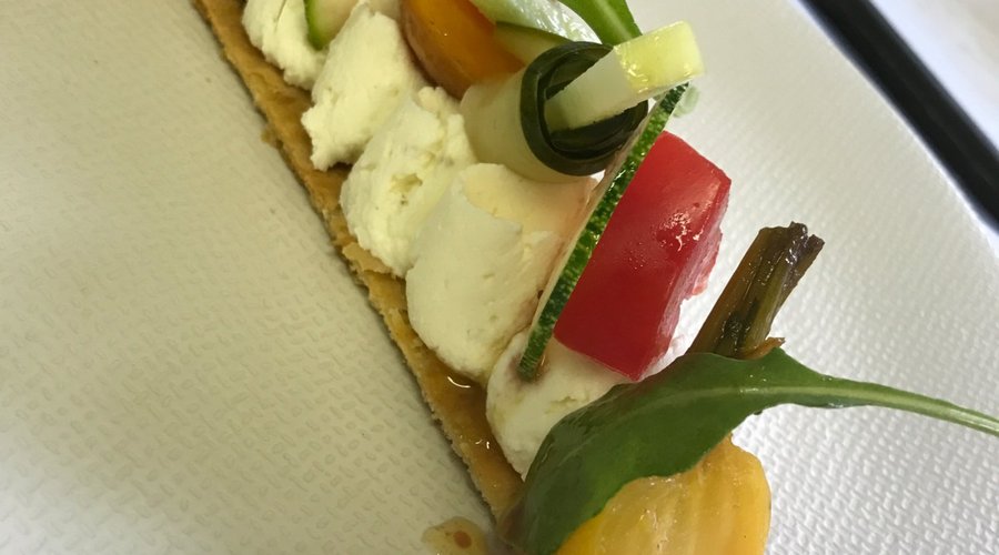 Tarte au chèvre frais et légumes du marché.