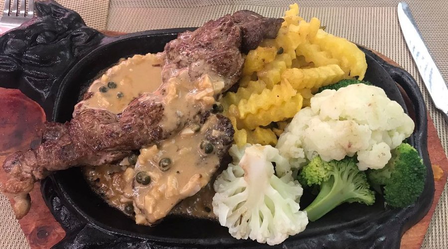 VND195,000 Grilled Australian beef sirloin with green pepper sauce