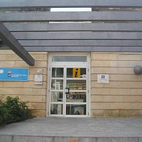 Exterior de la oficina turística / Outside the touristic office