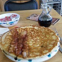 Enormous pancake breakfast at Baileys Island General Store + lashings of maple syrup. Delicious
