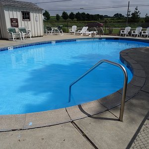 Pool-outside-Amish-Country-Motel-in-Bird-in-Hand-PA