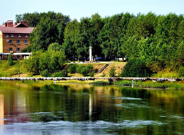 Памятник Первопроходцам севера вид с реки Ухта