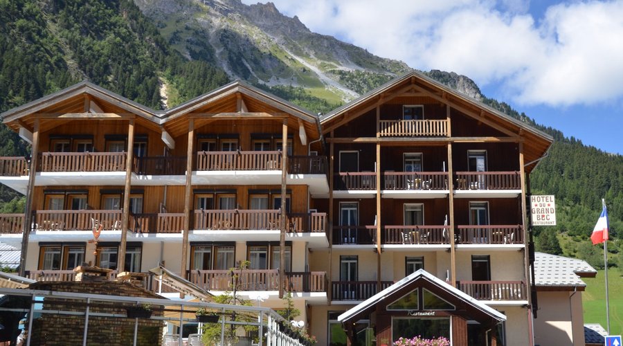 Vue de l'hôtel sous les montagnes