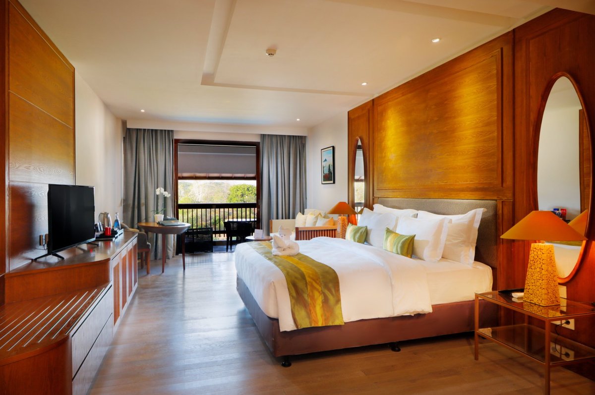 Royal tulip hotel. Royal Tulip Almaty 5*. Отель Роял Тулип богдпд. Royal Tulip Korbous Bay Thalasso & Springs 5*. Royal Tulip Spring Heel Resort Jimbaran.