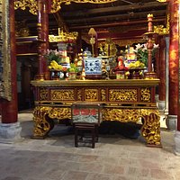 入ってすぐの祭壇