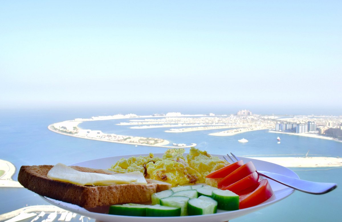 Завтрак в дубае. Ужин на яхте в Дубае. Завтрак в ОАЭ. Завтрак на берегу ОАЭ. Национальный завтрак в Эмиратах.