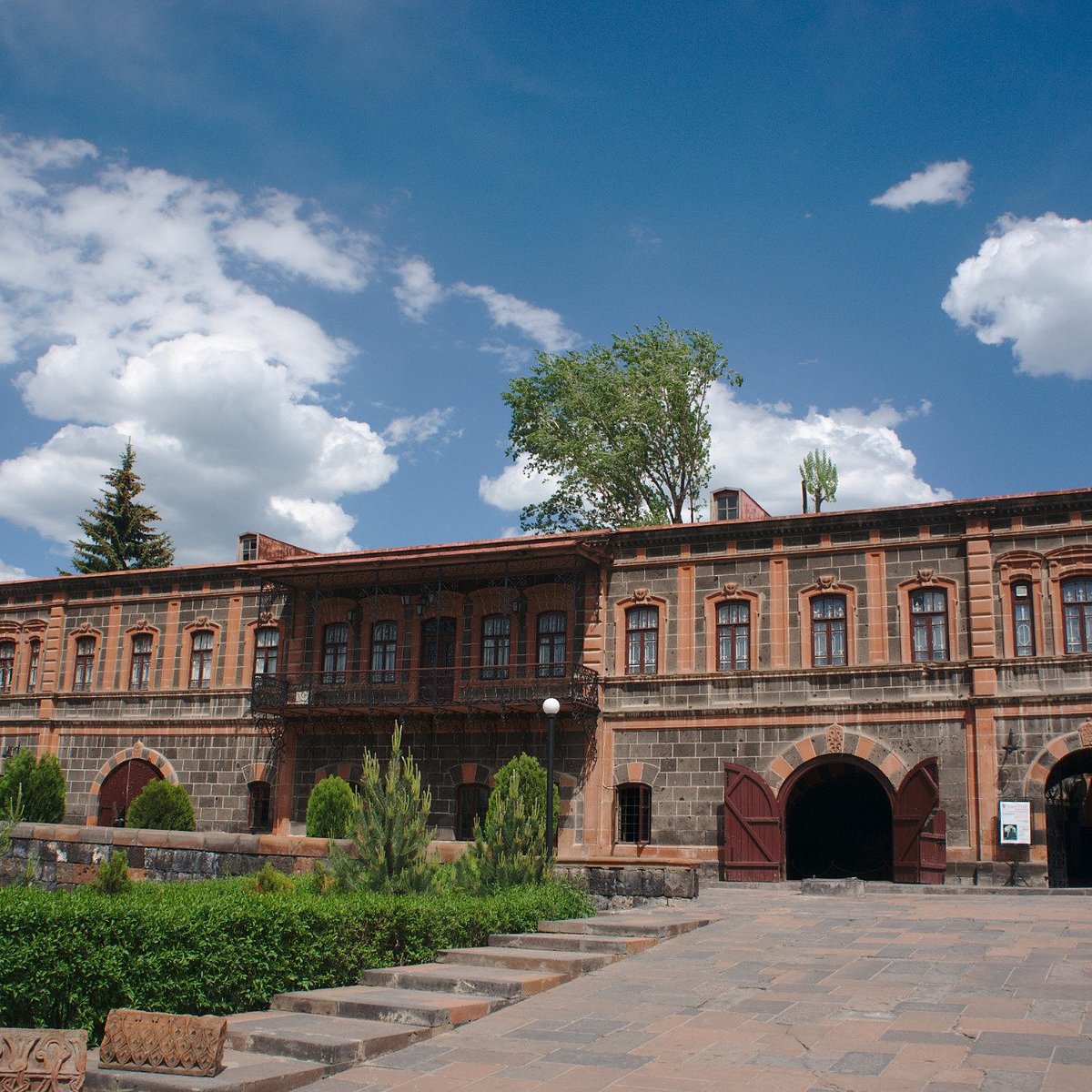 Музей гюмри. Dzitoghtsyan Museum of National Architecture Гюмри. Музей Дзитохцян Гюмри. Музей из паутины Гюмри. Gyumri.