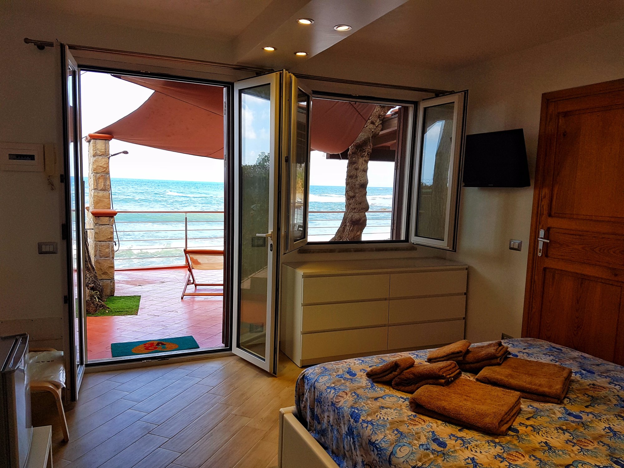 BREZZA MARINA GUESTHOUSE - Prices & Specialty B&B Reviews (Cefalu, Sicily)