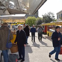 Marché du lundi à Castillon-la-Bataille, place Boyer-Andrivet