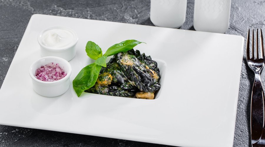 Черные пельмени с копченым муксуном и диким лососем