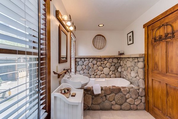 The bathroom in Columbine room 