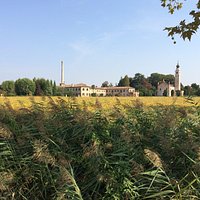 La filanda, la chiesetta, il piccolo convento: paesaggio intatto