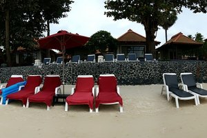 สระว่ายน้ำและชายหาด