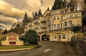 Casa Grande Inn in Vancouver Island, image may contain: Hotel, Resort, City, Inn