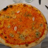 Foto di una pizza farcita da noi ordinata