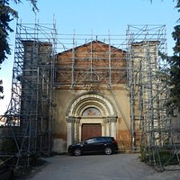 Chiesa sobria con tetto a capriate
