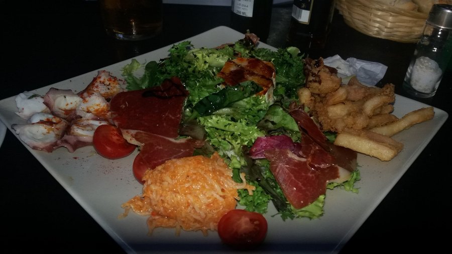 Ensalada de txangurro, jamón, rabas de calamar, queso y tomate