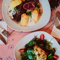 Onglet vom Rind und Rote Beete - Nektarinen - Salat mit Humus