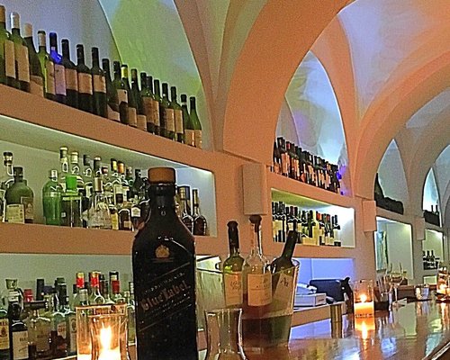 Top 10 Bars and Clubs in Santorini - Framey