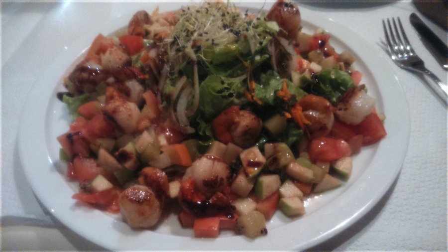 poêlée de Saint-Jacques avec salade et fruits