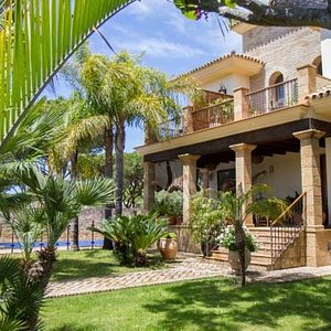 Hotel Azalea Playa es un pequeño hotel con encanto, situado en pleno corazón de La Barrosa.
