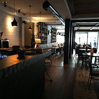 Een deel van het gezellige interieur van Rustique