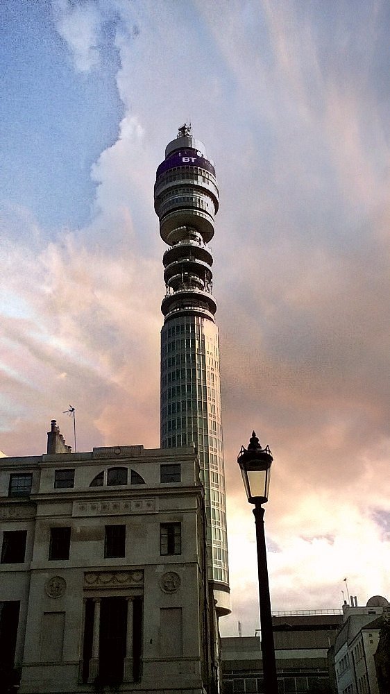 Tower 60. Телебашня в Лондоне. Телевизионная башня в Лондоне. Бритиш Телеком Лондон. Зеленый постамент как башня в Лондоне.