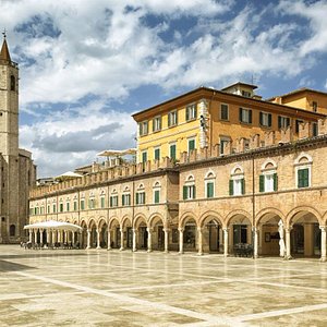 Hotel Palazzo dei Mercanti in Ascoli Piceno, image may contain: City, Cathedral, Arch, Urban