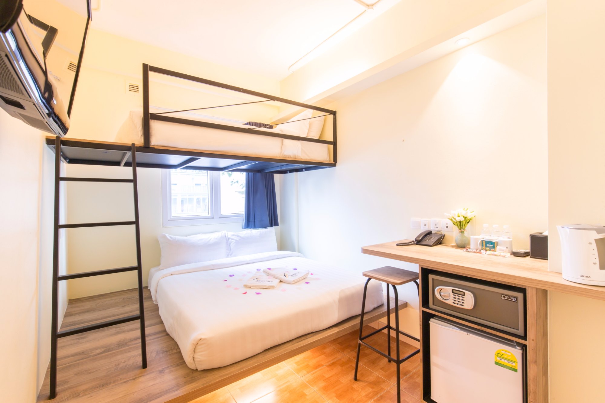 シンガポールRuffles Hotel Room Spray The Raffles Refillable Botanical Room Spray by Generics
