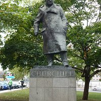 Памятник несомненно великому человеку
