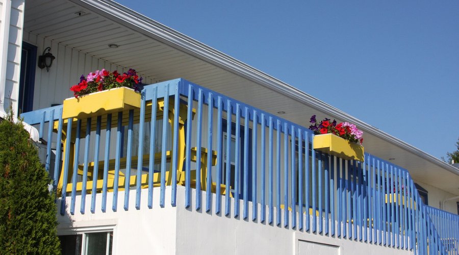 A view of the motel just behind the gift shop.