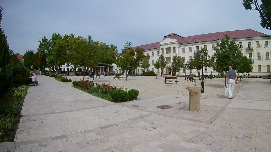Piazza del parco in cui si trova il Kossuth Lajos Drinking Hall