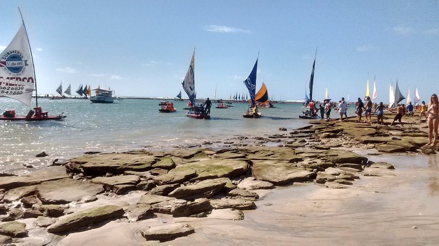 esta á a praia em frente a pousada....