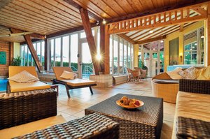 Bohmhof Wellness und Vitalhotel in Bodenmais, image may contain: Penthouse, Resort, Hotel, Table