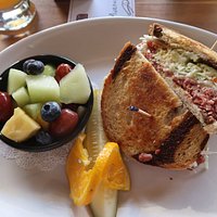 Corned beef sandwich and fruit