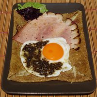 Galettes: "Mey" prosciutto cotto alla brace, formaggio d'alpeggio uovo e tartufo nero.