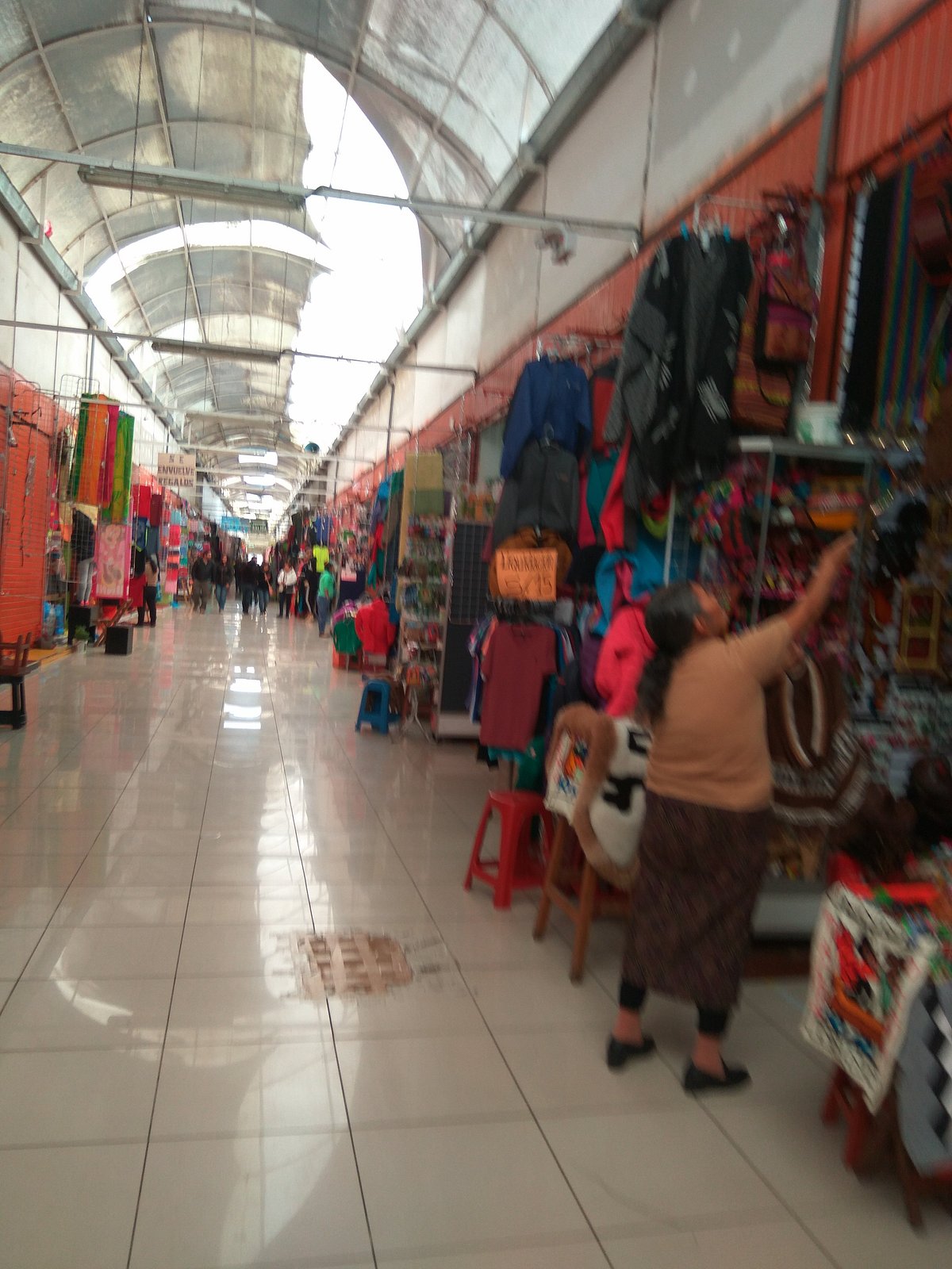 Feria de ropa y calzado de segundo uso (Tacna-Perú) Fotografía: C.