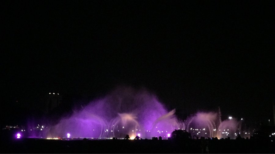 Monas dancing fountain, every saturday and sunday 07.30 pm-08.00pm and 08.30pm-09.00pm.