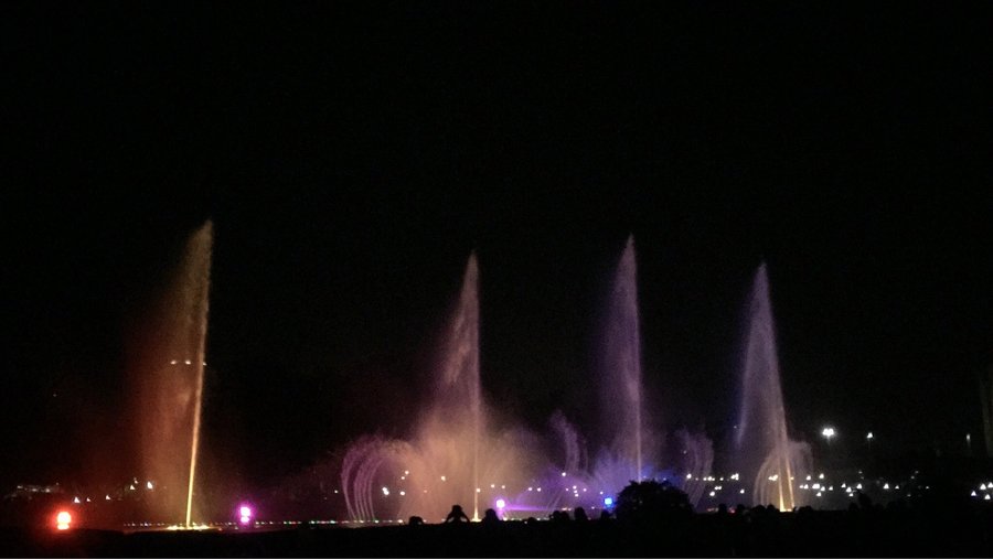 Monas dancing fountain, every saturday and sunday 07.30 pm-08.00pm and 08.30pm-09.00pm.