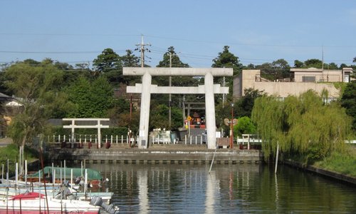 川から見た一の鳥居、両側の鳥居が忍潮井（おしおい）の二つの井戸
