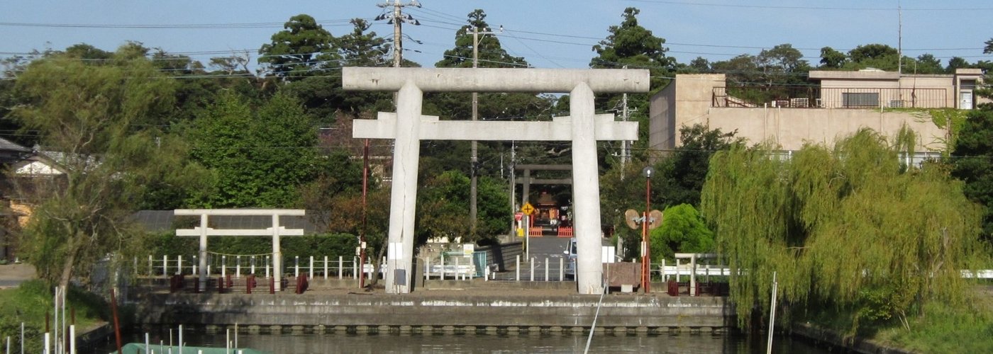川から見た一の鳥居、両側の鳥居が忍潮井（おしおい）の二つの井戸