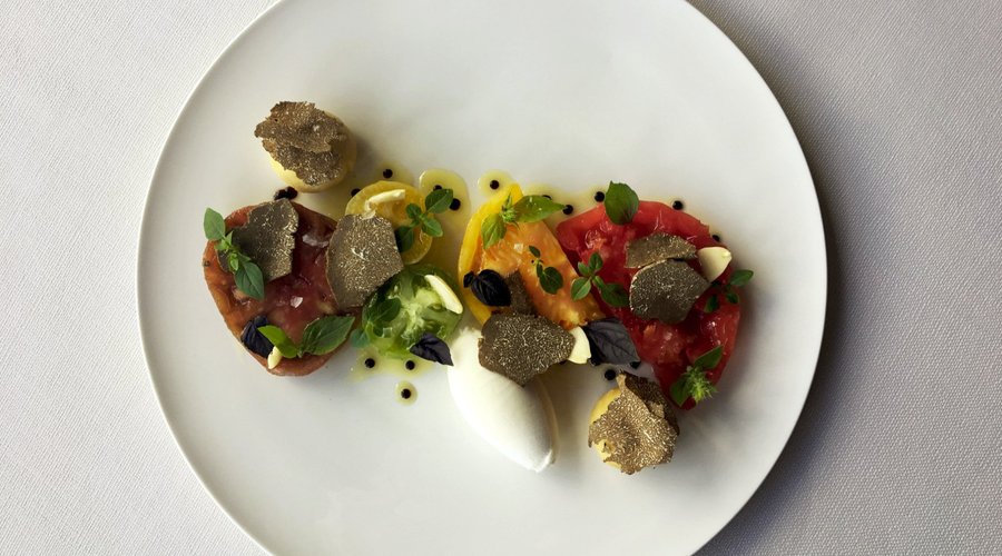 Tomates bio multicolores de pleine terre de Bruno Cayron, floralie crue et confite, basilics aux