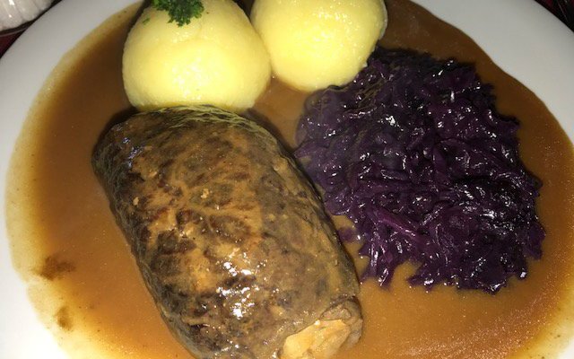 Rießige Roulade mit perfekten Klößen und Blaukraut