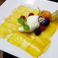 Un buen postre( Carpaccio de piña) acompañada con una gran seleccion de vinos