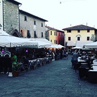 Colori pastello a circondare la piazza