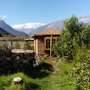 cabañas construidas con tecnicas de arcilla y pileta de piedra privada
