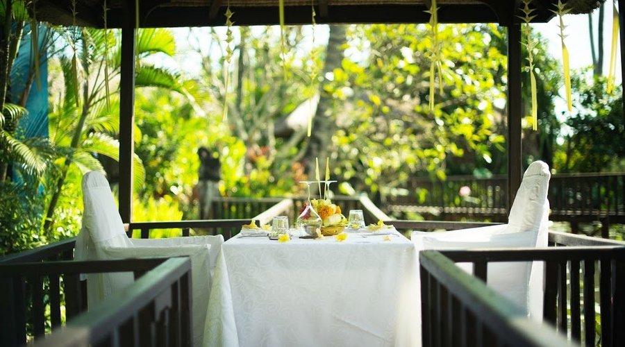 Intimate al-fresco tropical hut above the 700-m2 wild lotus pond. Ideal for private dining.