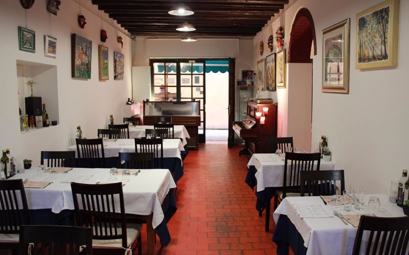 Interno di una sala della Trattoria